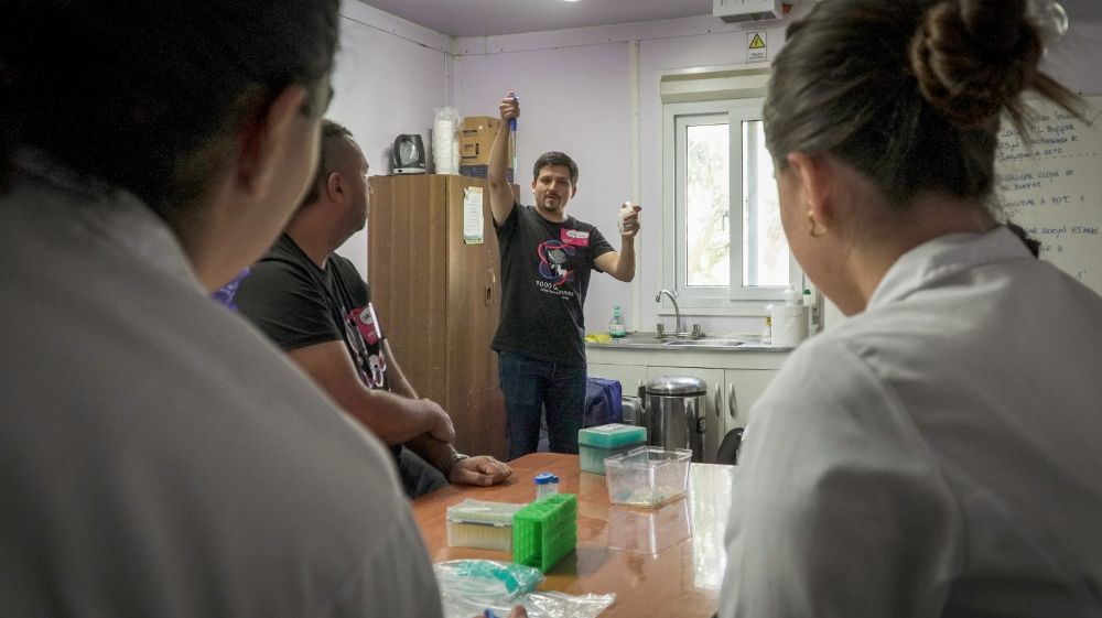 Por medio del Taller de Biodiversidad en Ambientes Extremos, las y los jóvenes de la isla utilizaron tecnología de secuenciación en tiempo real de Oxford Nanopore Technologies, patrocinador de la actividad.